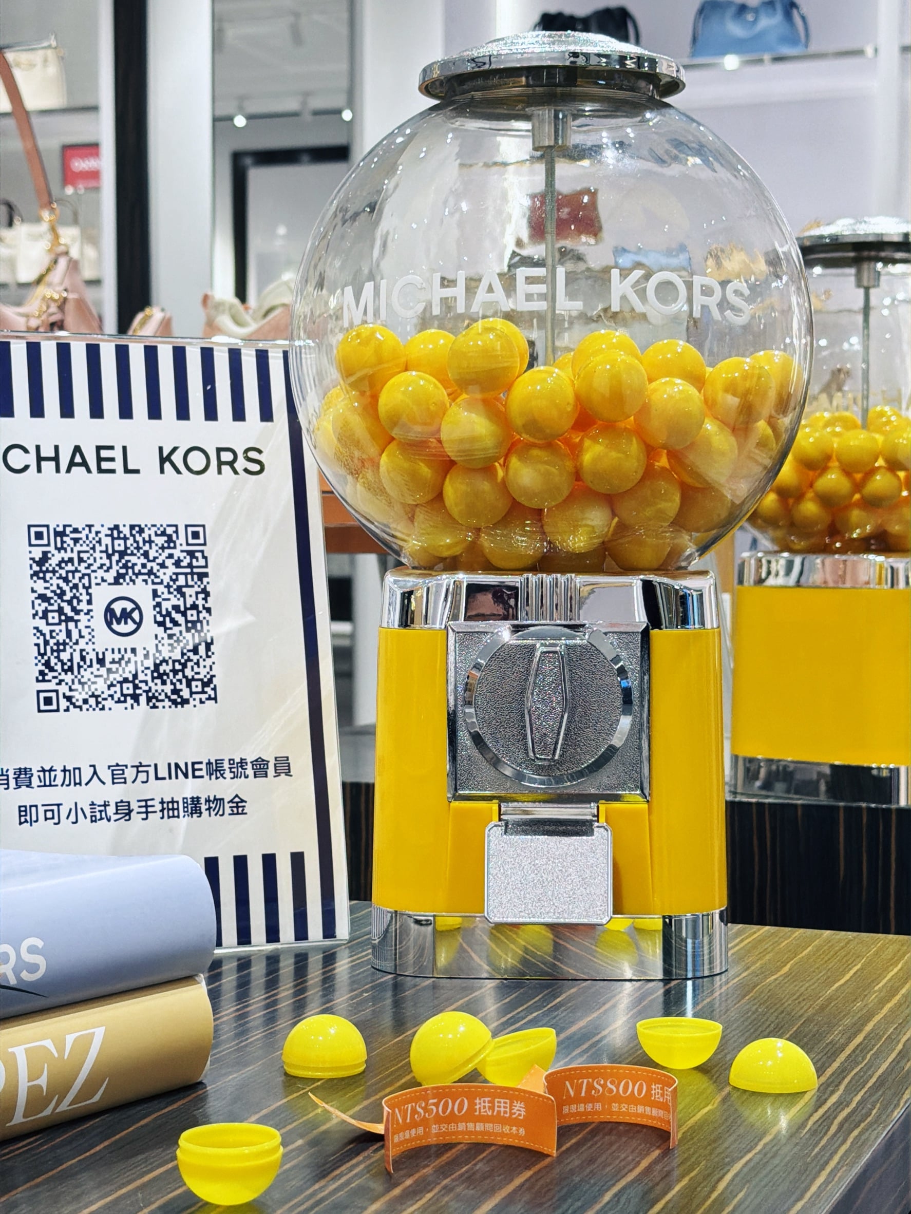 Michael Kors 驚喜扭蛋